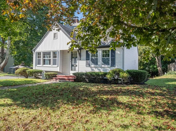 8 Crowell St, Middleboro, MA 02346