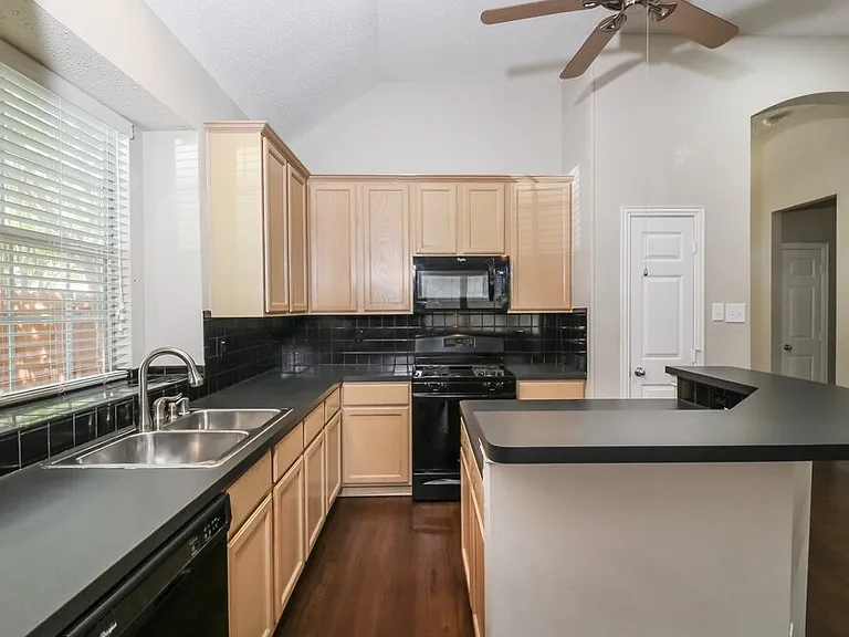 828 Pinnacle Cir — Photo 10