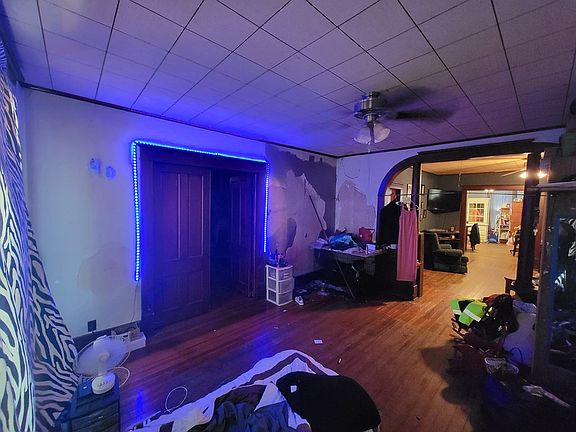 4th image of 900 E 9th St