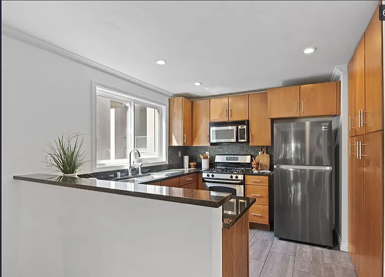 2 bed, 985 sqft, $5,000 — Photo 2