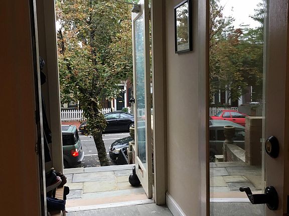 Private vestibule between main door and apartment door