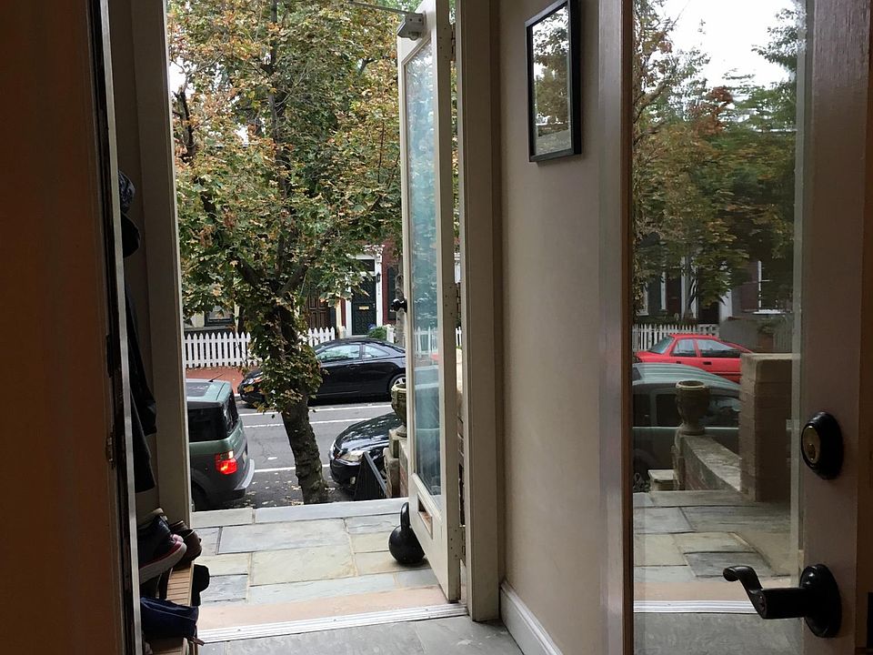 Private vestibule between main door and apartment door