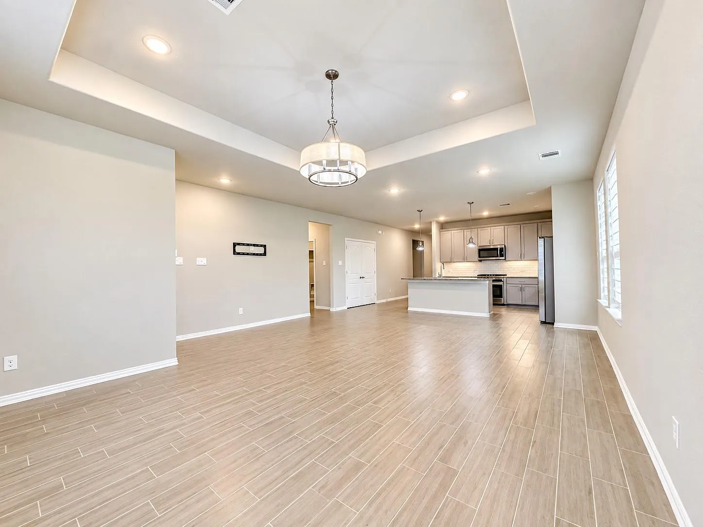 4 bed, 3.0 bath, 2072 sqft, $2,390 — Photo 3