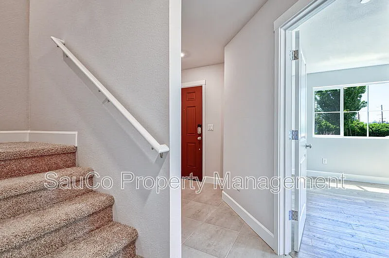 Building Photo - 17071 SW Friendly Ln