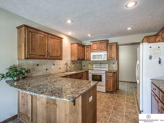 5th image of 8231 S 107th St