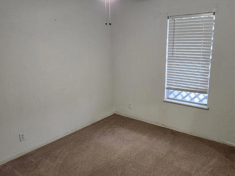 1650 Pinewood Dr — Photo 3