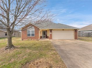 545 Red Oak St, Gentry, AR 72734