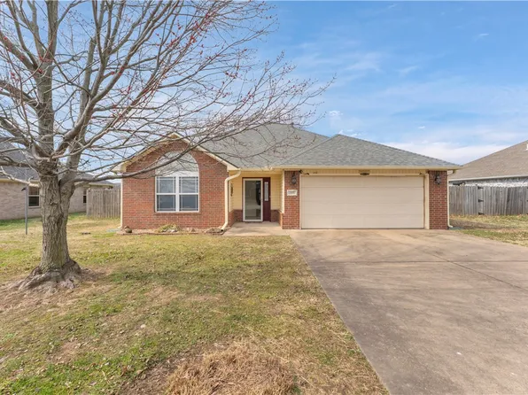 545 Red Oak St, Gentry, AR 72734