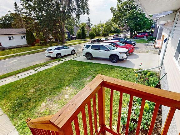4th image of 429 Stanley Ave