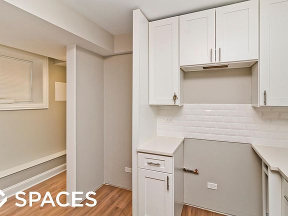 2nd image of 3837 N Greenview Ave #Unt_gdn