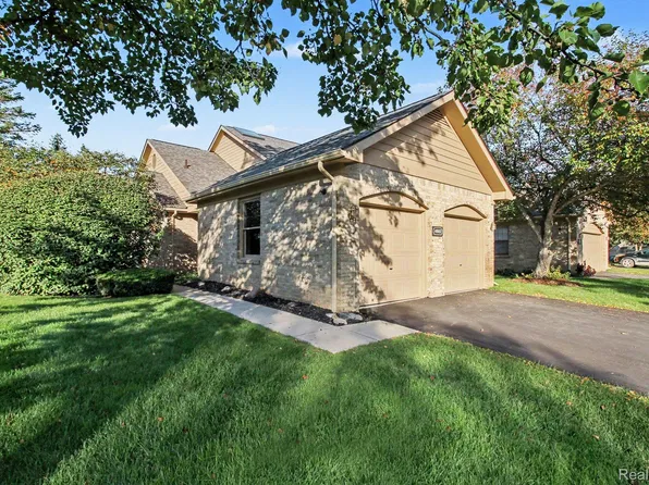 4920 Fairways Dr, Brighton, MI 48116