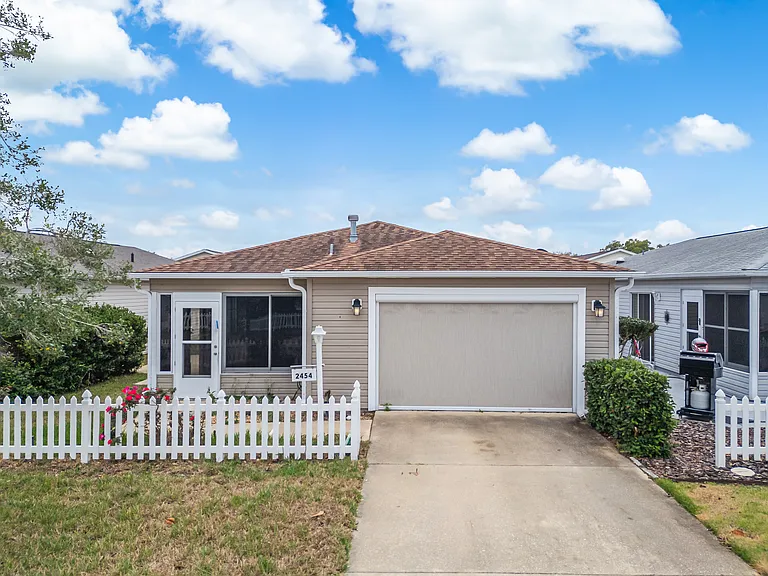 2454 Southern Oak St — Photo 1