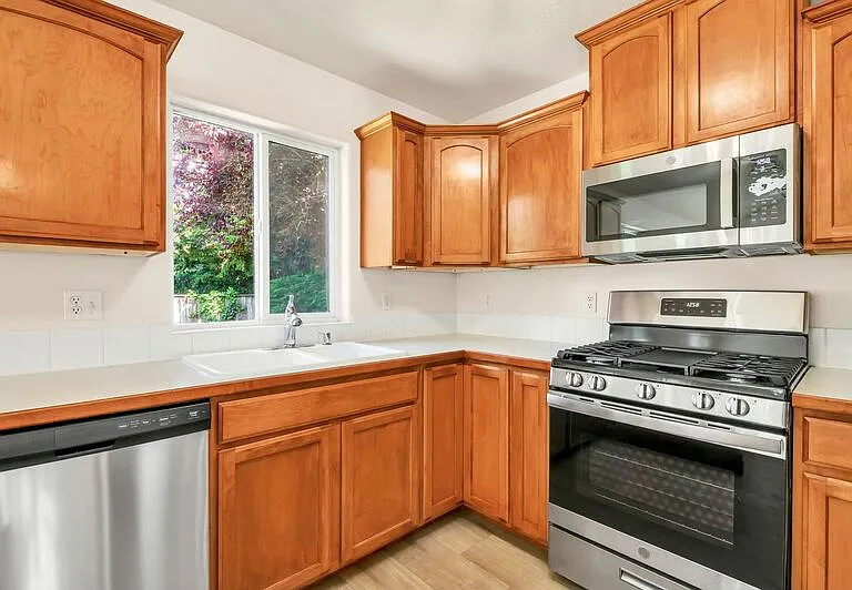 585 Dublin Ave — Photo 13