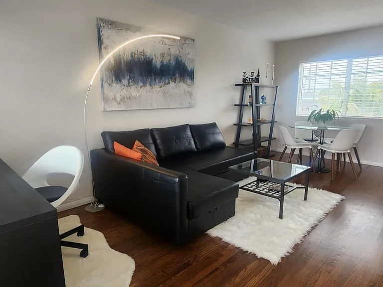 Kensington: Renovated Spacious Residence: Cook's kitchen, Includes parking — Photo 13