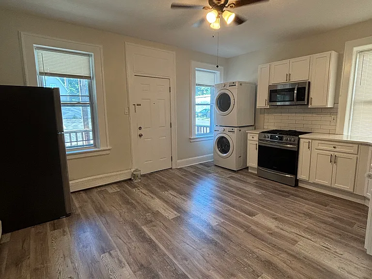 70 Pine St #1 — Photo 3