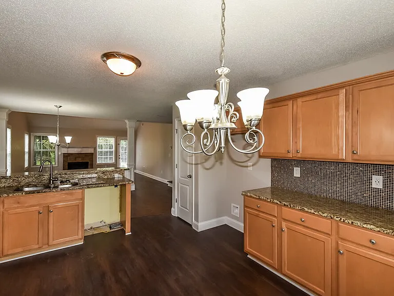 709 Williamsburg Ct — Photo 6