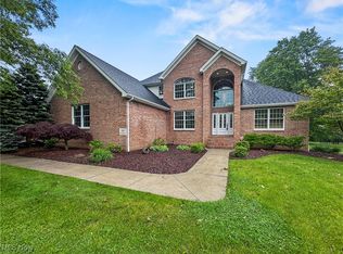 120 Queens Ln, Canfield, OH