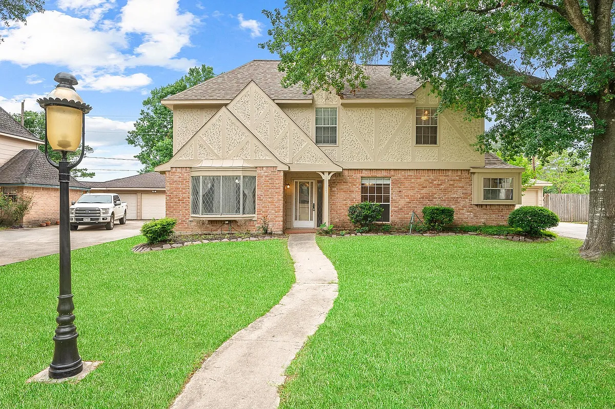 Building Photo - 18107 Shadow Valley Dr