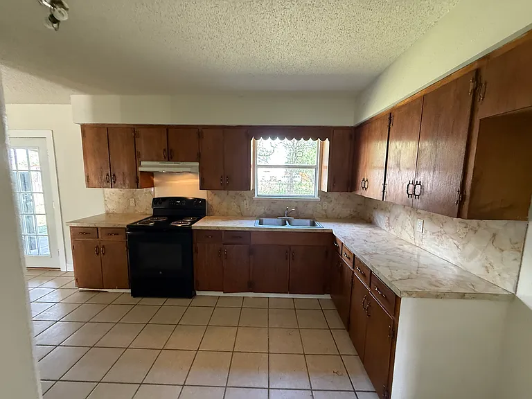 703 Hereford Dr — Photo 6