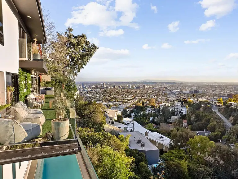 Unwind in the lap of luxury with our exclusive Hollywood Hills retreat.