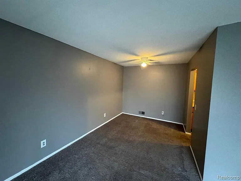 587 E Fox Hills Dr — Photo 4