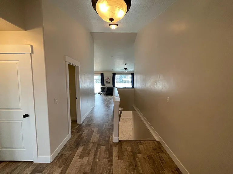554 E Old Mill Dr — Photo 3