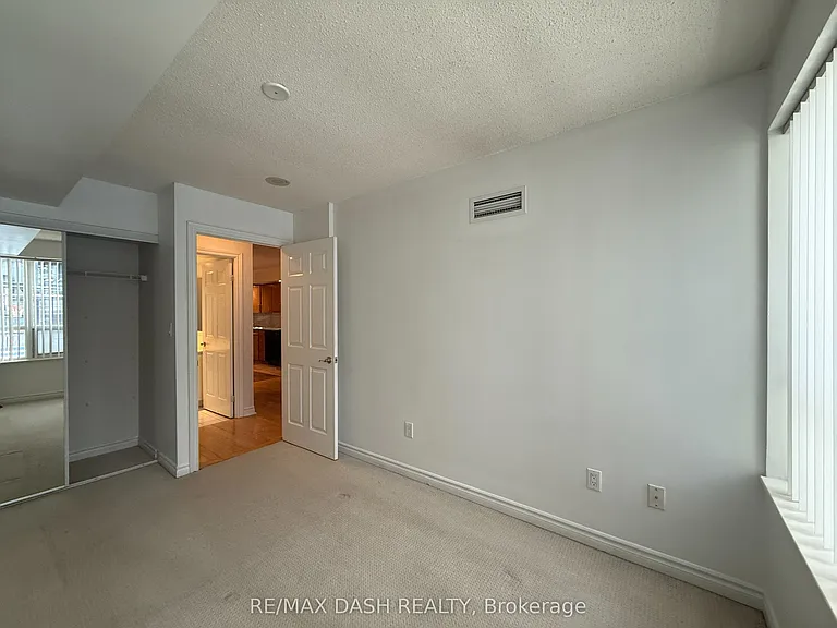 270 Wellington St W #802 — Photo 36