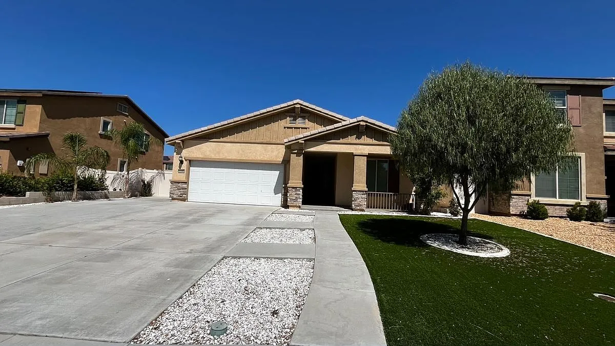 4 bed, 2.0 bath, 1959 sqft, $3,900 — Photo 1