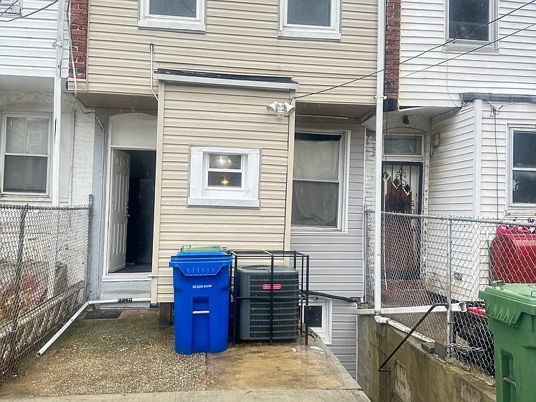 2240 Penrose Ave — Photo 14