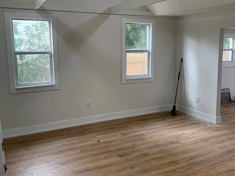 2749 Myra St — Photo 2