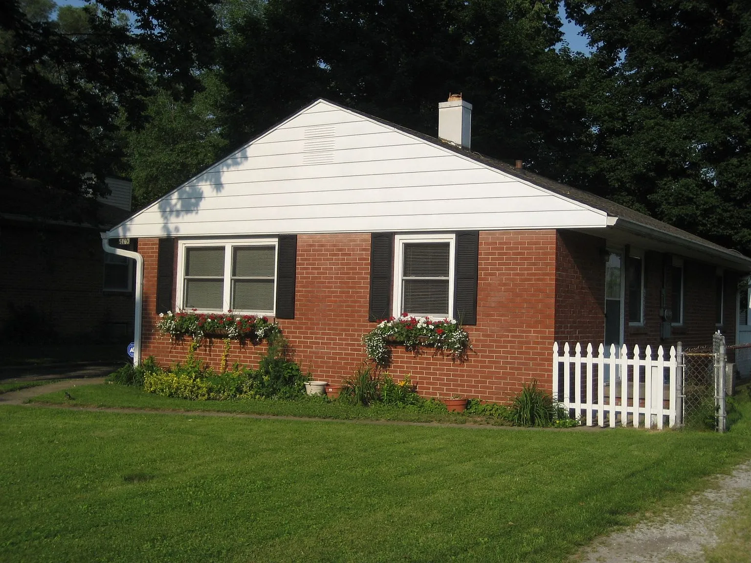 5160 Caroline St photo 1
