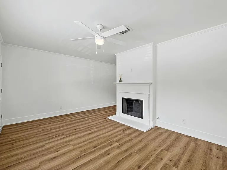 2401 Winsted Ln — Photo 5