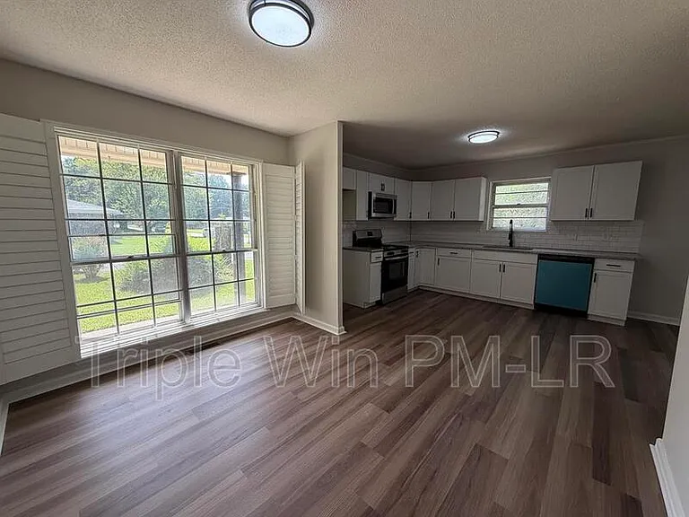 33 Single Oaks Dr — Photo 8
