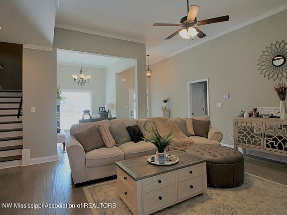 2nd image of 2046 Queens Ct