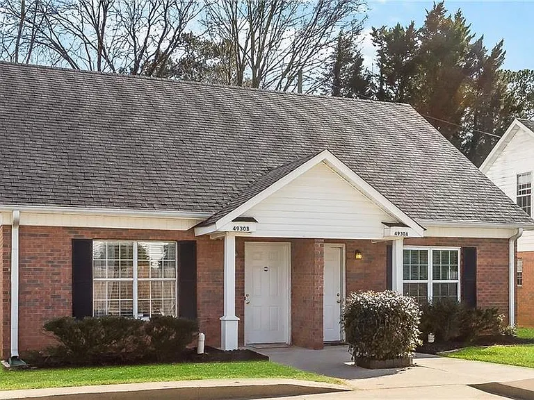 4930 Pinehurst Cir NW #B — Photo 8