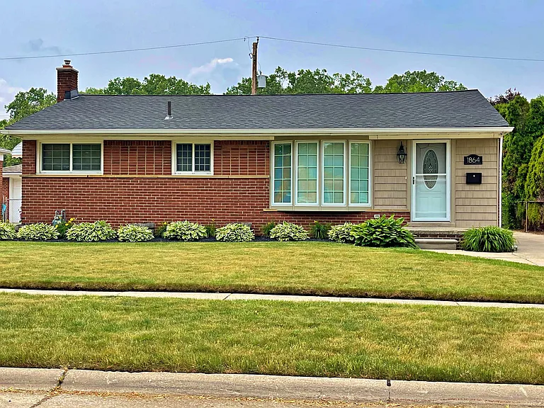 1864 Pinetree Dr — Photo 2