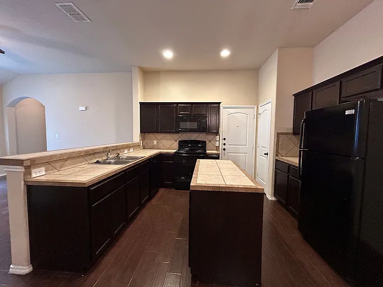 697 Creekside Cir — Photo 11