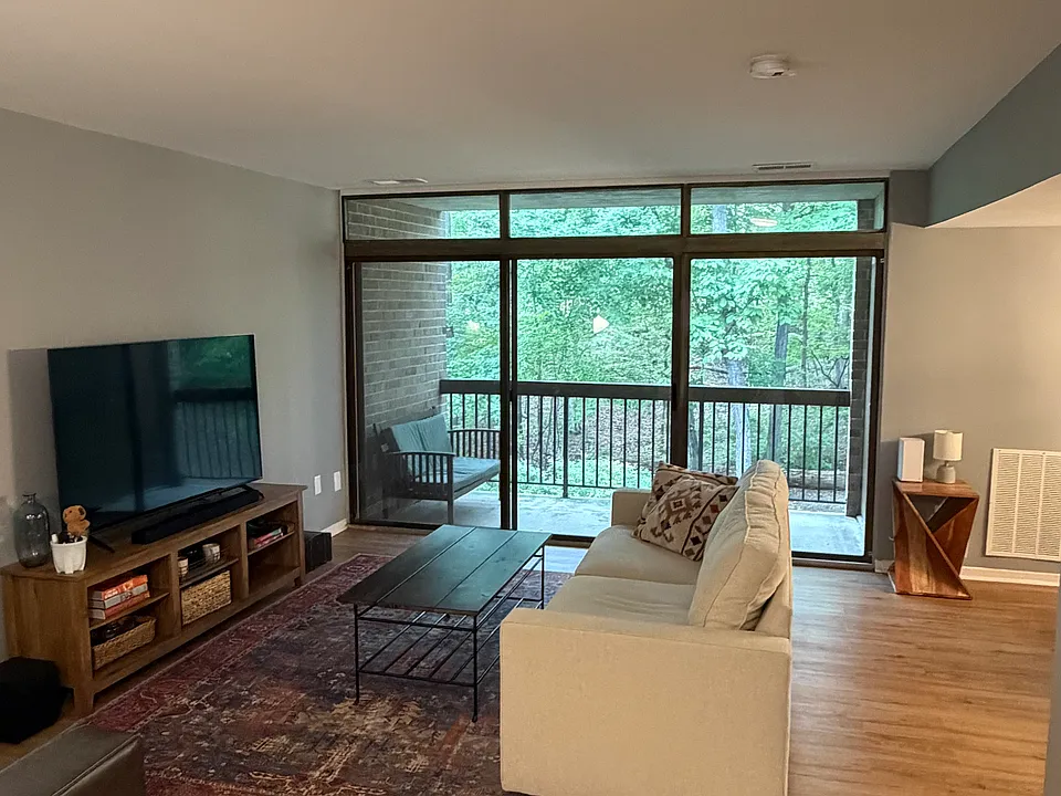 1652 Parkcrest Cir #201