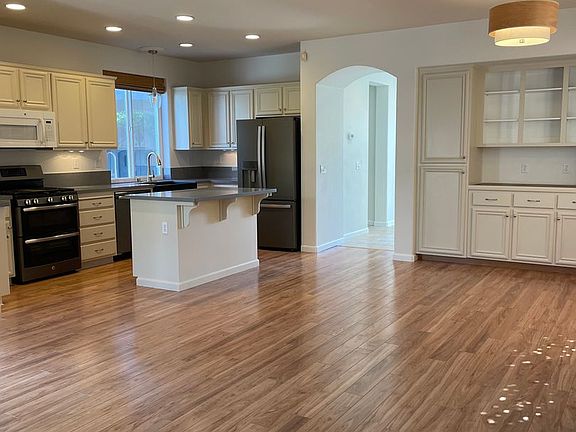2nd image of 306 Bouquet Cir