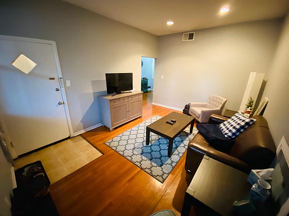 3rd image of 2501 N Marshfield Ave #2