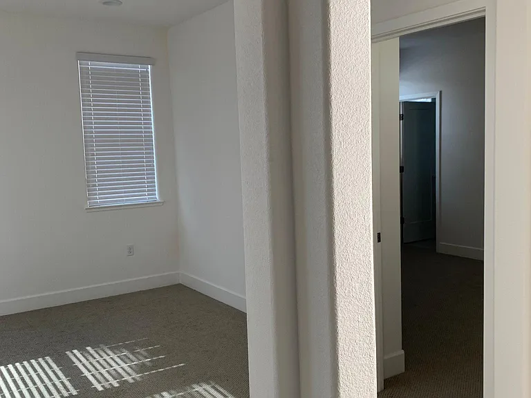 2547 Mulholland Dr — Photo 12