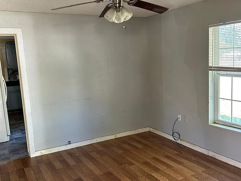 300 S Houston St — Photo 12