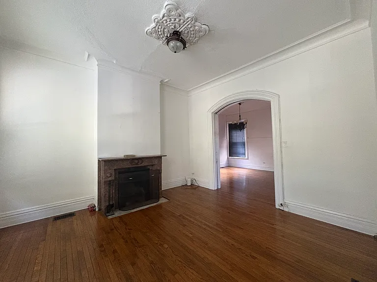 610 W Briar Pl #1 — Photo 2