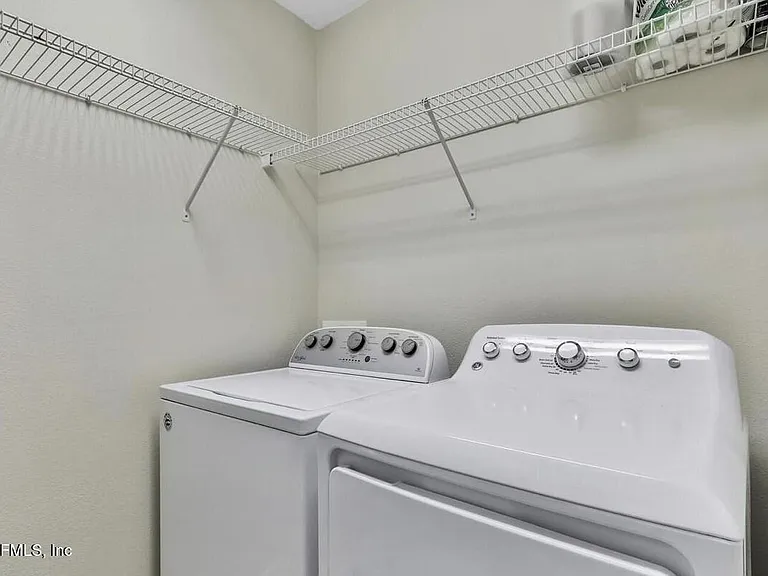 11225 N Castlemain Cir — Photo 27