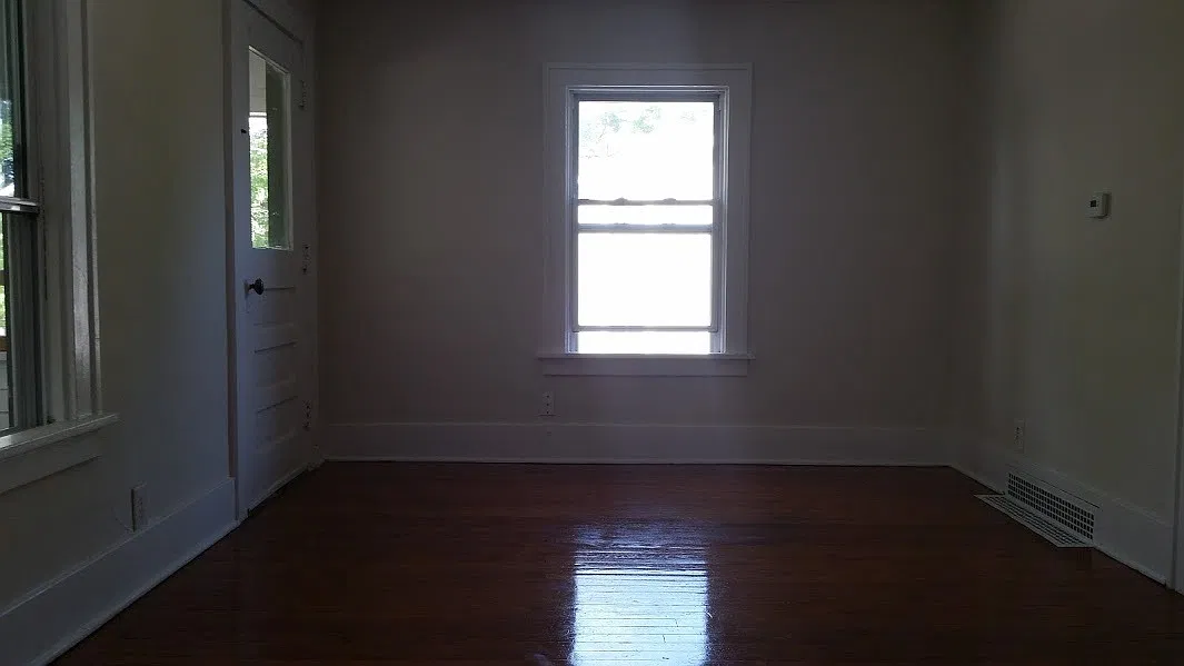 208 E Russel st CON 4589 — Photo 3