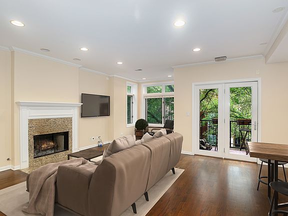 3rd image of 324 W Evergreen Ave APT 3E