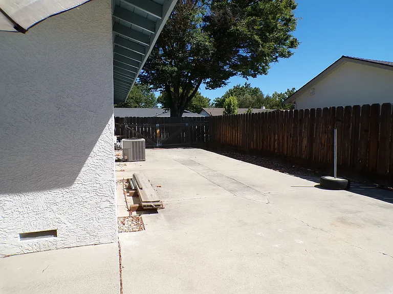 1600 Fairington Ln — Photo 15