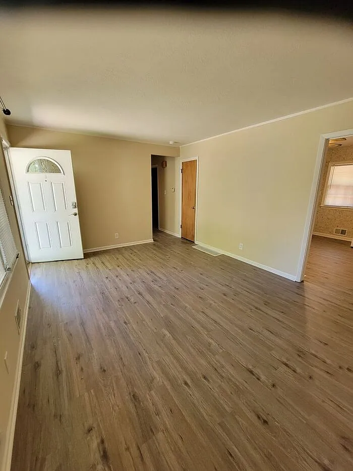 3 bed, 1.5 bath, 1600 sqft, $1,595 — Photo 3