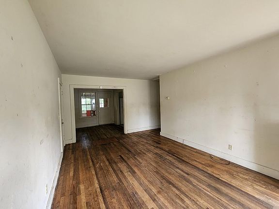 2nd image of 416 W 7th St