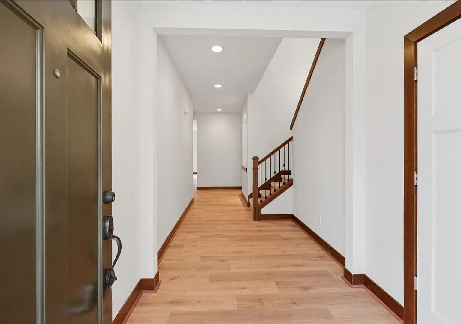 4Bd/2.75Ba Bothell Home — Photo 2